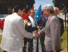 D. Juan Carlos Aparicio, Alcalde de Burgos, felicitando a Salvador durante la inauguración